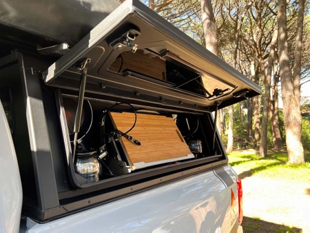 Zestaw kuchenny Alu-Cab ze stolikiem, naczyniami do zabudowy Countour