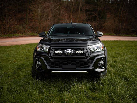 Zestaw lamp LED do grilla Lazer Lamps 2 × ST4 Evolution — Toyota Hilux Revo Invincible X (2018–2020)