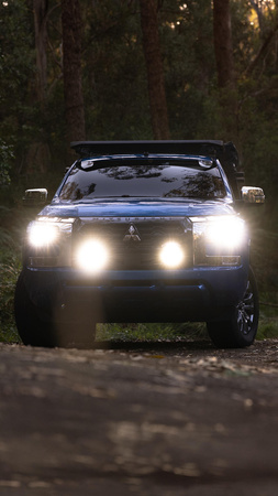 Dwie lampy Bushranger Night Hawk 7 cali za grillem – Mitsubishi Triton MV