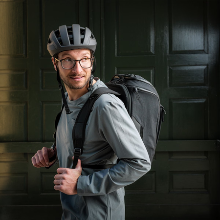 Hybrydowa sakwa rowerowa i plecak Thule Paramount 26 l – zielona soft green