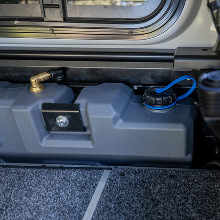 Zbiornik na wodę 45L do montażu na pace Toyota Hilux Revo (2016- ) Double Cab – TTW001FF