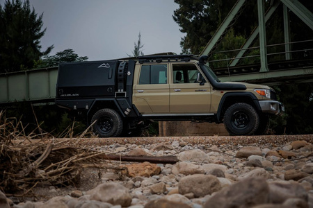AluBlack Platforma ładunkowa z zabudową do Toyota Land Cruiser 79 z podwójną kabiną