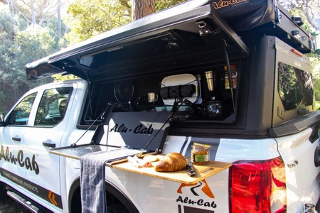 Zestaw kuchenny Alu-Cab ze stolikiem, naczyniami do zabudowy Countour