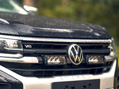 Zestaw dwóch lamp LAZER TRIPLE-R 750 (Gen2) z systemem montażu w fabrycznym grillu - Volkswagen Amarok (2023 -)