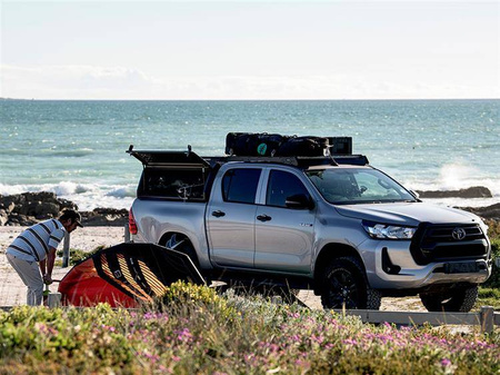 Bagażnik Front Runner Slimsport Lightbar Ready do Toyoty Hilux Double Cab 2015–2021