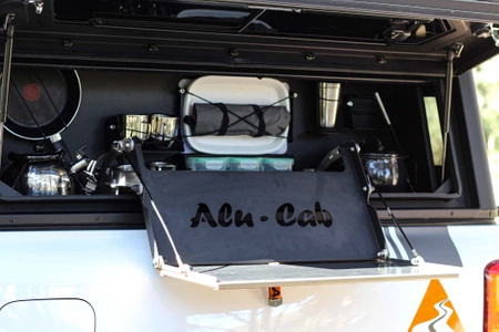 Zestaw kuchenny Alu-Cab ze stolikiem, naczyniami do zabudowy Countour