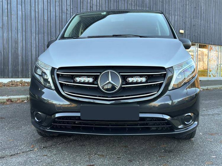 Zestaw dwóch lamp LAZER ST4 EVO z systemem montażu w fabrycznym grillu - Mercedes-Benz Vito (2020 -)