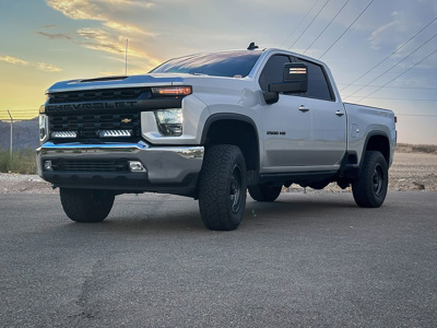 Zestaw lamp LED do grilla Lazer Lamps 2 × Triple-R 1000 — Chevrolet Silverado 2500/3500 LT (2020–2023)